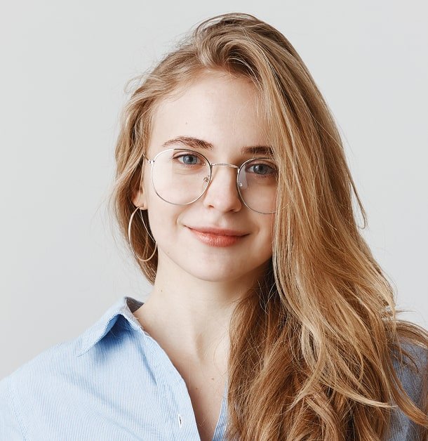 travel-agent-hearing-customer-min